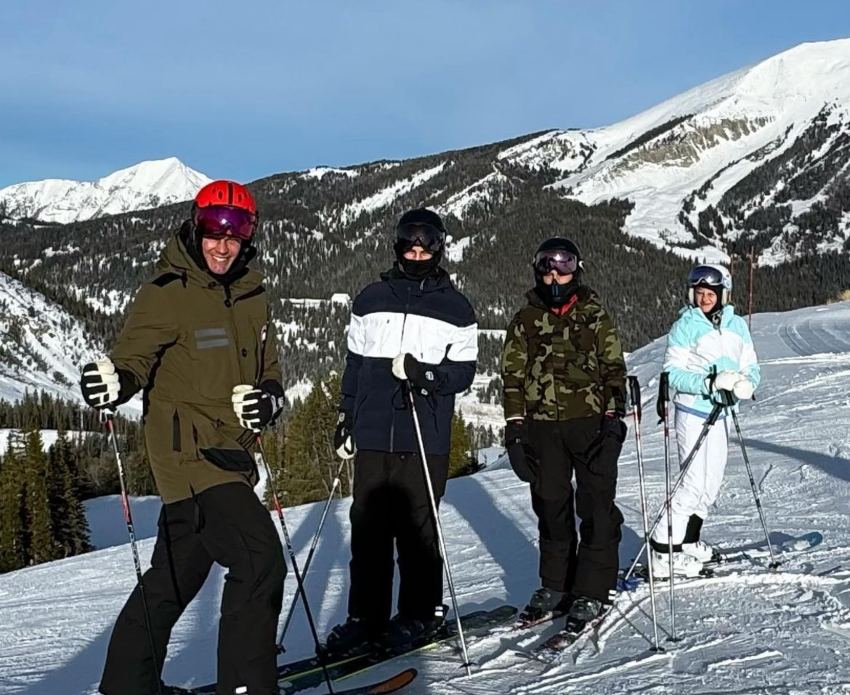 Brady en las montañas esquiando 