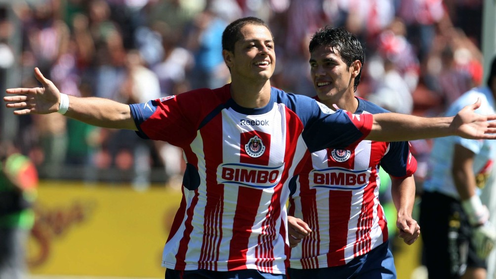 Chicharito celebra un gol con Chivas