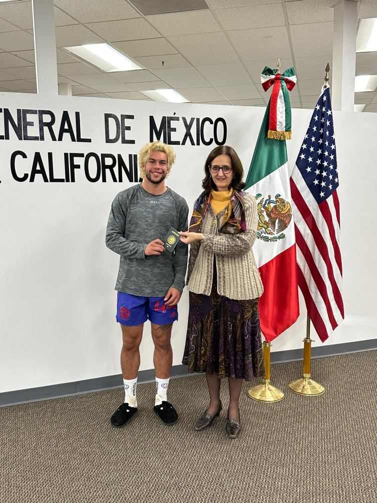 Cowell con su pasaporte mexicano