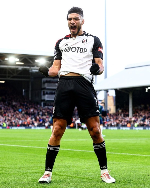 Raúl Jiménez celebrando su gol 