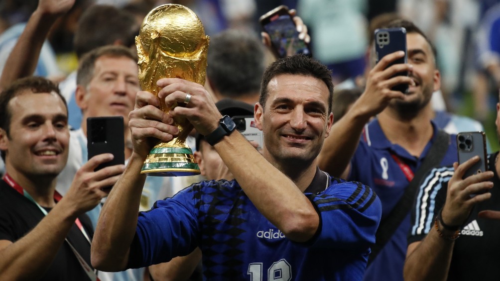 Lionel Scaloni con la Copa del Mundo