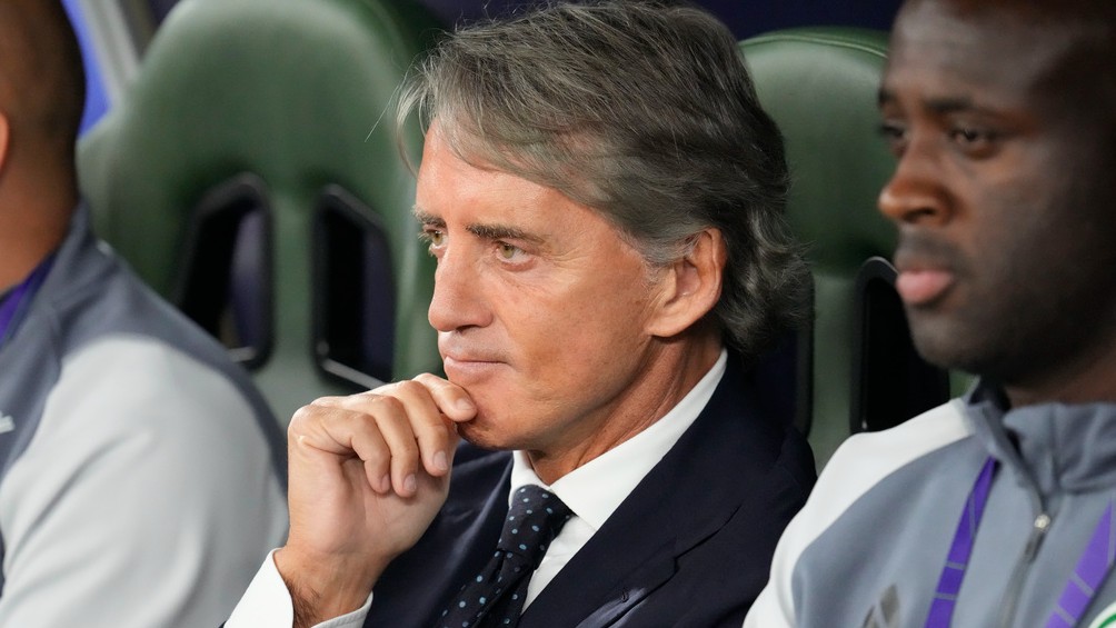 Roberto Mancini dirigiendo el partido