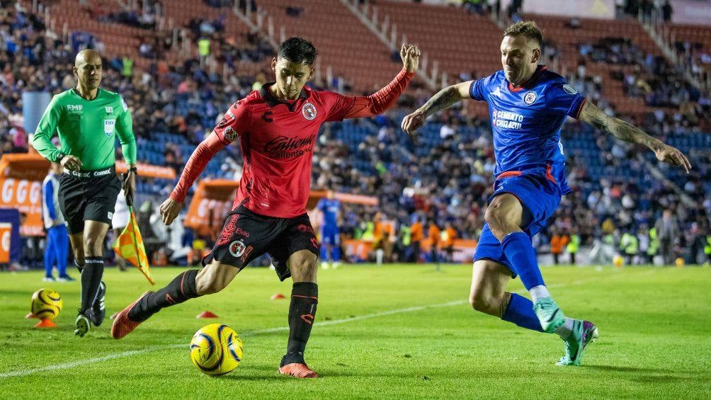 Rotondi disputando el balón ante Xolos