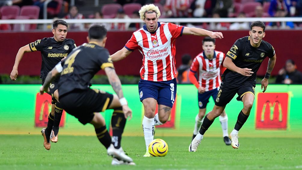 El delantero disputando un balón ante los choriceros