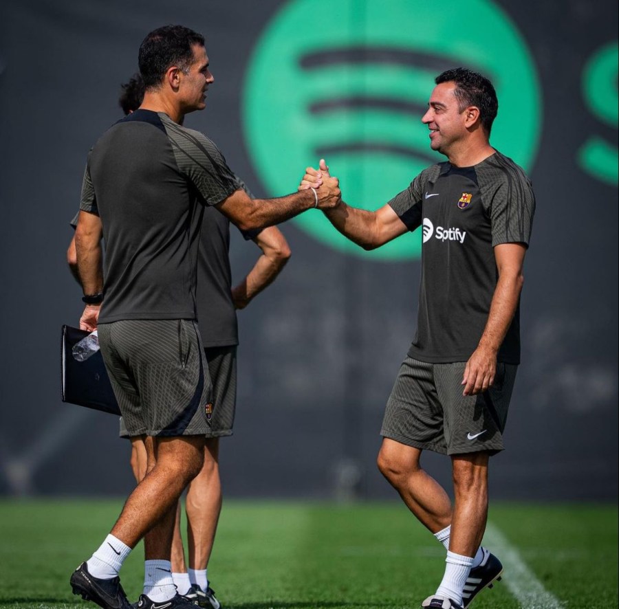 Rafael Márquez y Xavi saludándose como entrenadores