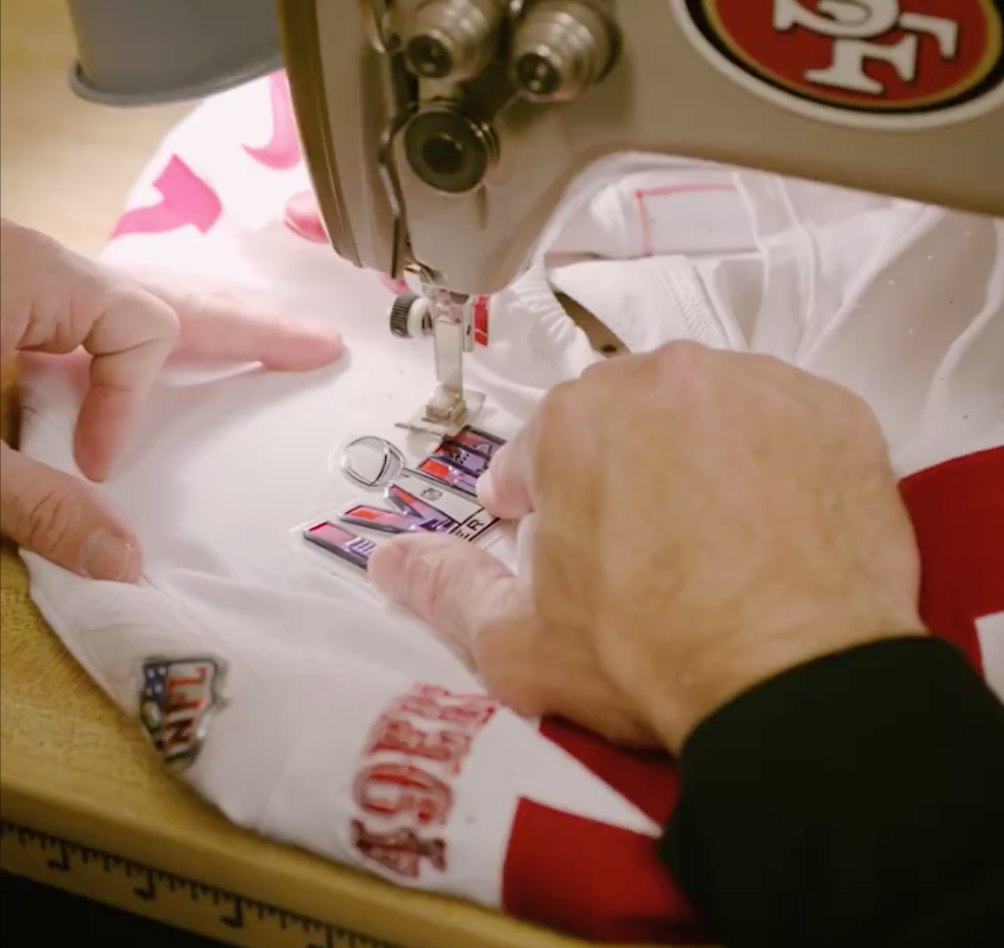 Así presentaron los 49ers su indumentaria