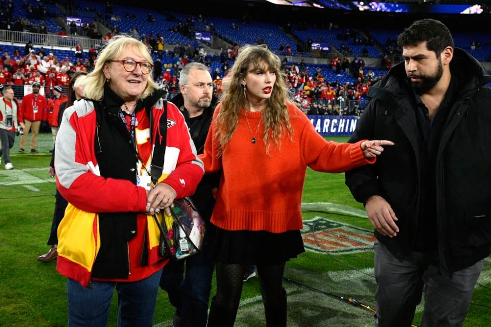 Taylor Swift y Donna Kelce tras el partido ante Baltimore