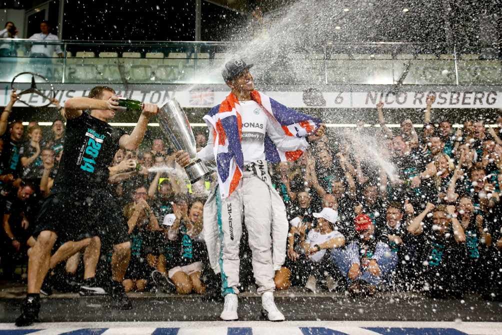 Hamilton en celebración con Mercedes