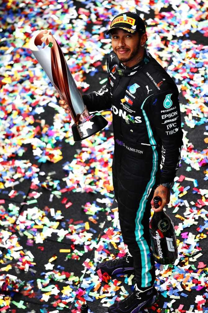 Hamilton celebrando uno de sus podios