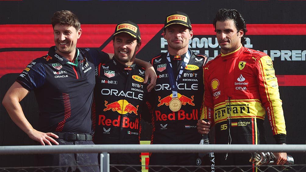 Checo, Verstappen y Sainz en el podio