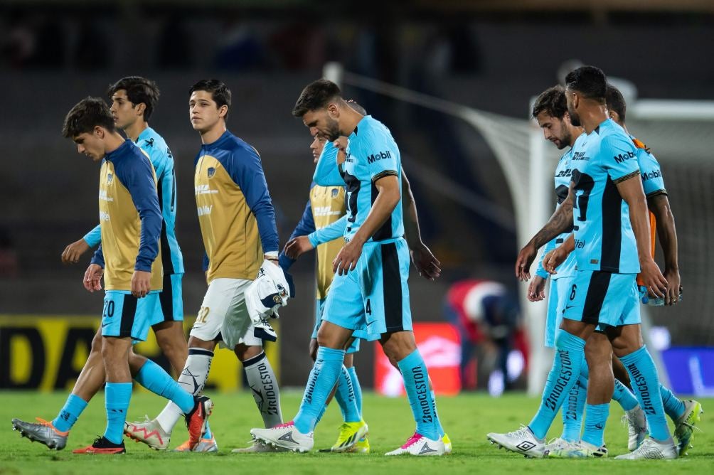 Jugadores de Pumas tras el empate ante Necaxa