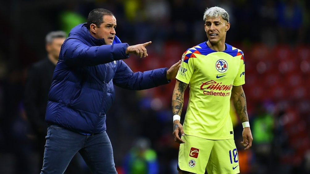 MEXSPORT André Jardine le da instucciones a Cristian Calderón