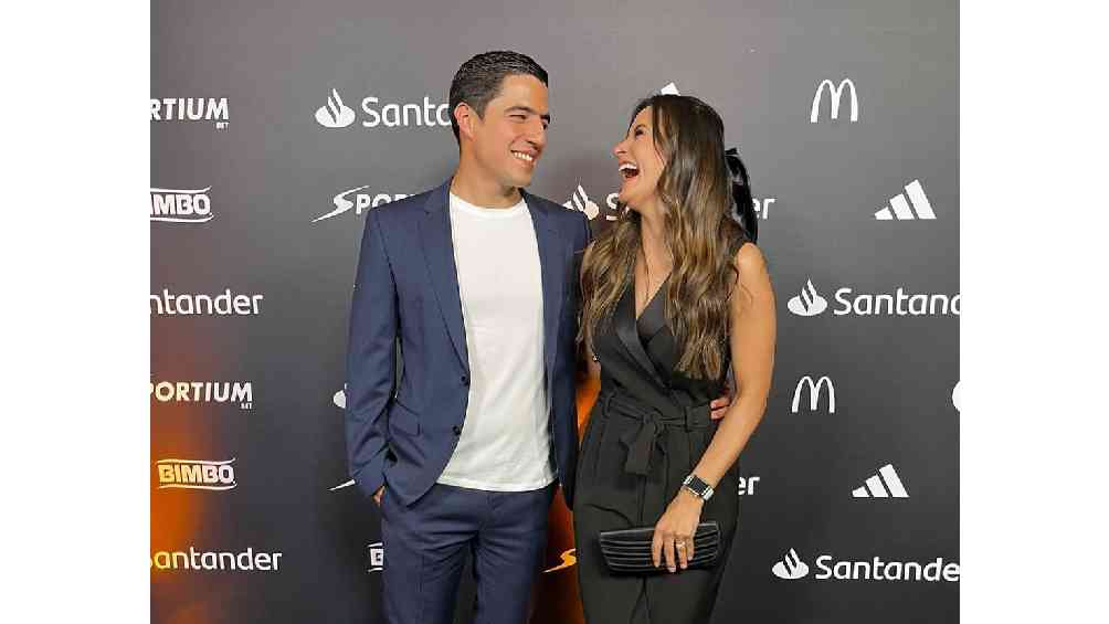 Gina Holguín está casada y tiene un hijo con el comentarista Andrés Vaca. 