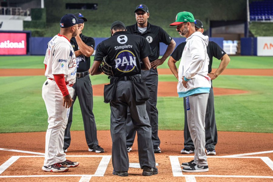 Juan Gabriel Castro, manager de México, con los umpires