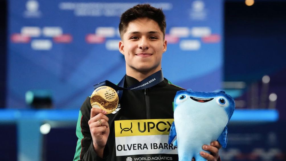 Osmar Olvera festeja su medalla de Oro en Qatar