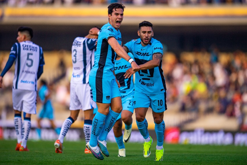 'Toto' Salvio y Ulíses Rivas en celebración de gol