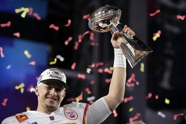 Mahomes con el trofeo del Super Bowl