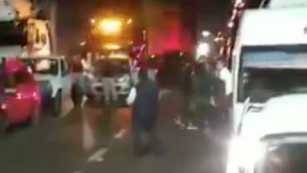 CAPTURA DE PANTALLA: Twitter: @MeganoticiasZAM El tráfico se originó por un accidente, luego de que un tráiler volcó.