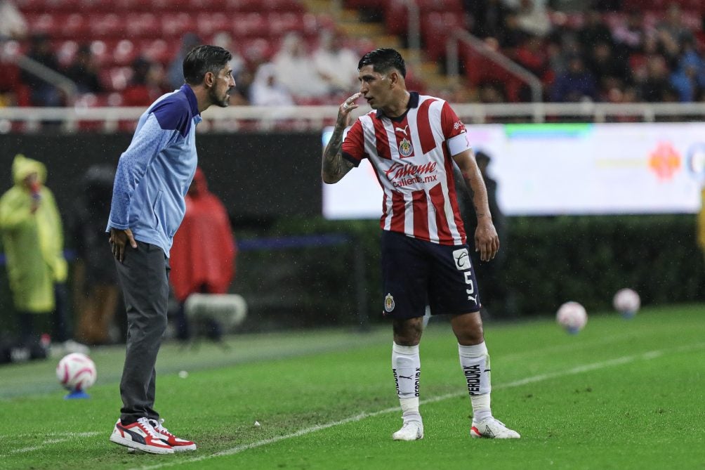 Pocho en plática con Veljko en el Clásico Tapatío