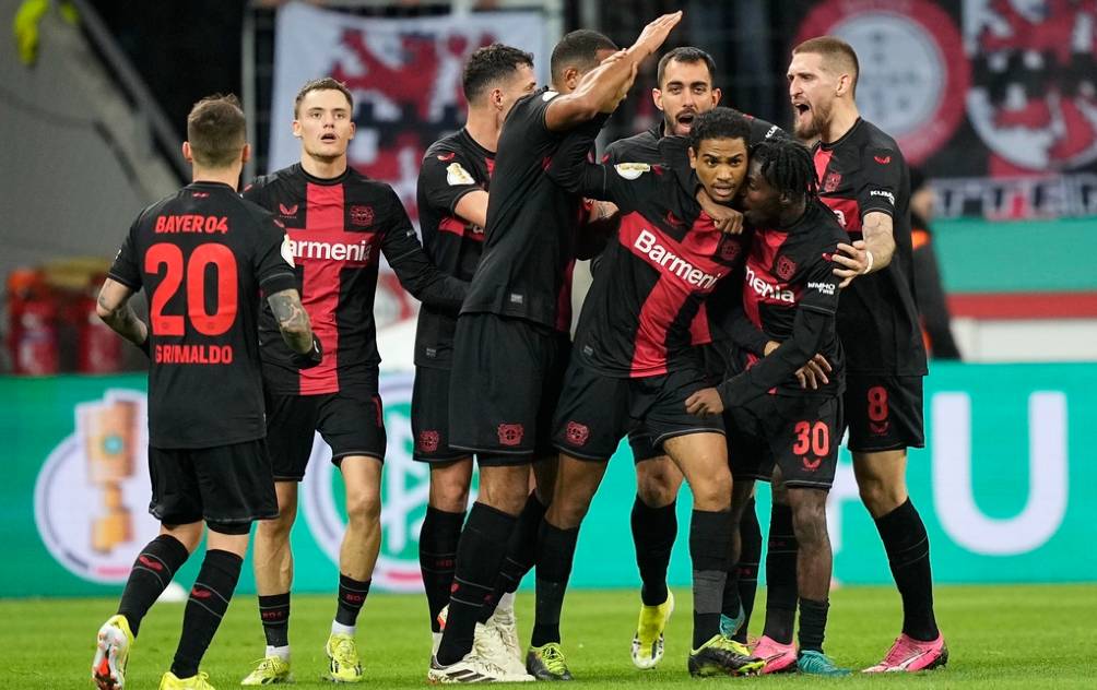 Bayer Leverkusen festeja un triunfo 