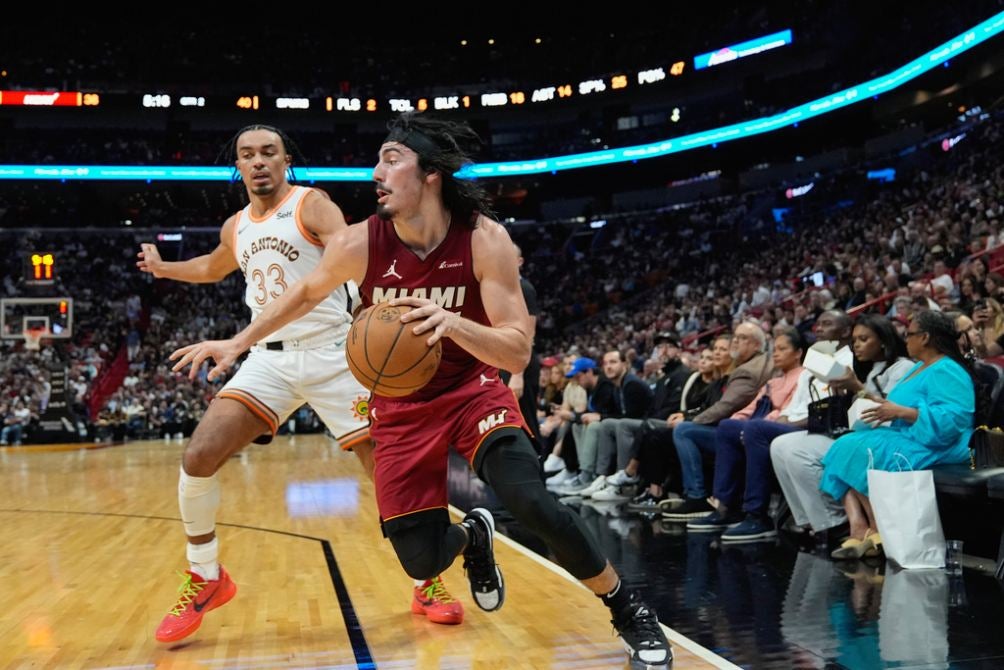 Jaquez se enfrenta a Tre Jones de los Spurs