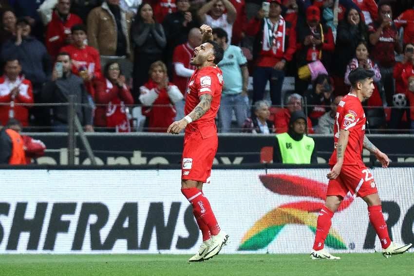 Alexis Vega en celebración de gol con Toluca