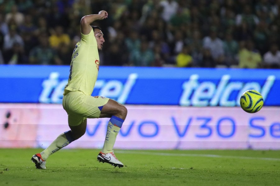 Sebastián Cáceres en el duelo ante León