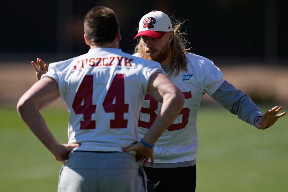 Kyle Juszczyky Kittle en entrenamiento de los 49ers