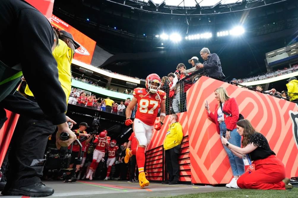 Travis Kelce en la llegada al Allegiant Stadium