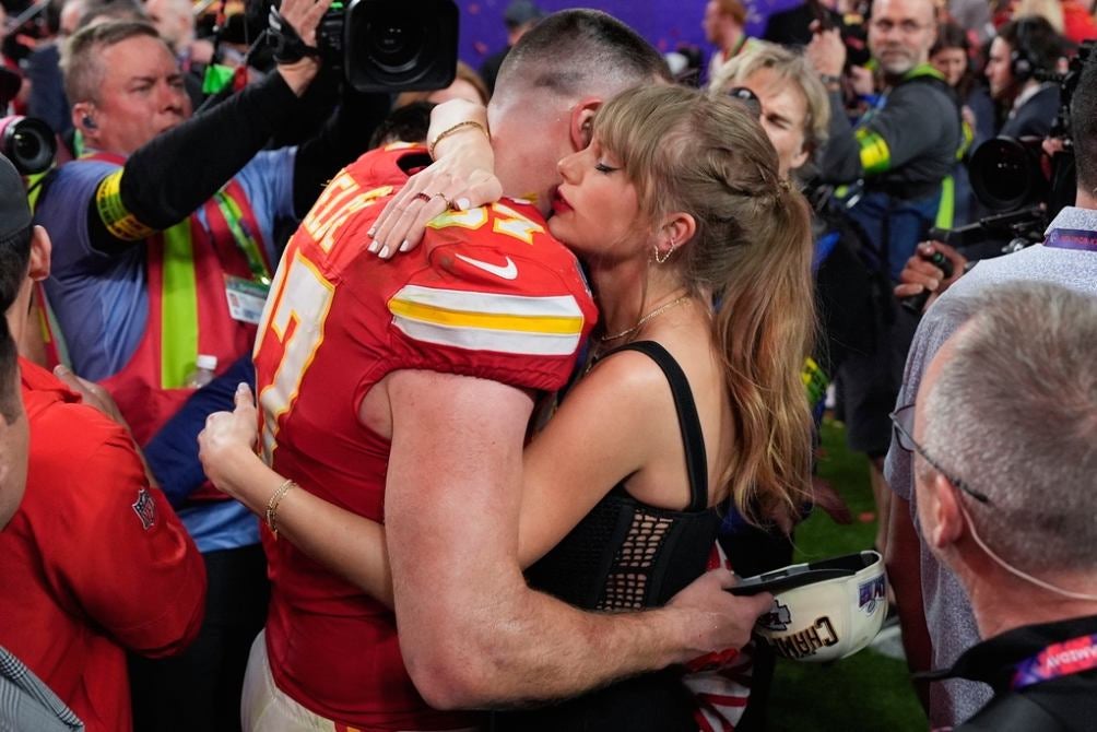 Travis Kelce y Taylor Swift juntos tras la victoria 