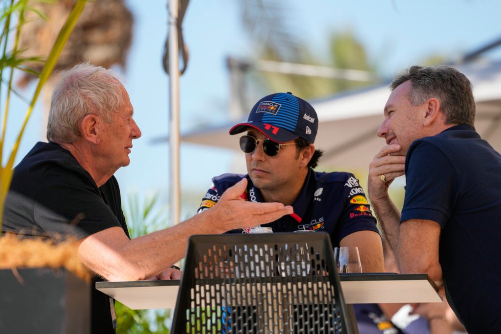 Foto de Checo Pérez con Toto Wolff 'enloquece' la Fórmula 1