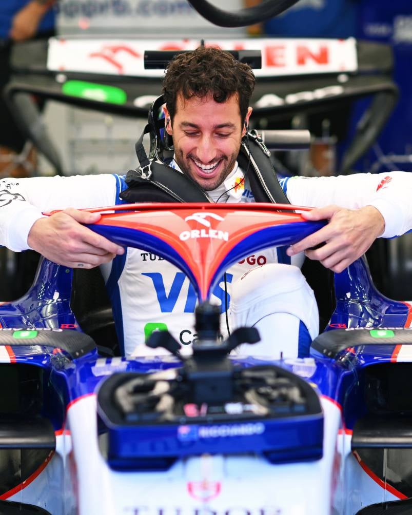 X: @visacashapprb Daniel Ricciardo subiéndose al VCARB