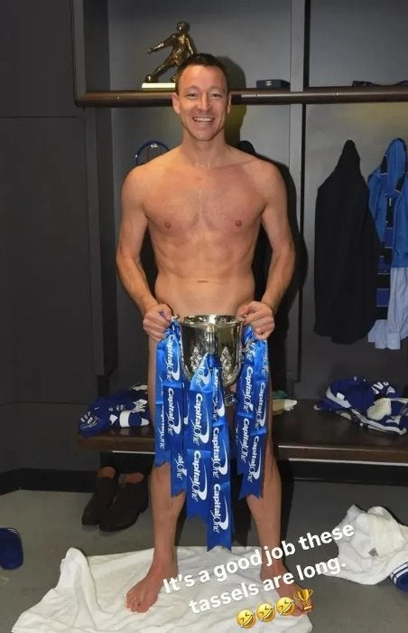 Terry posa desnudo con el trofeo de la Carabao Cup