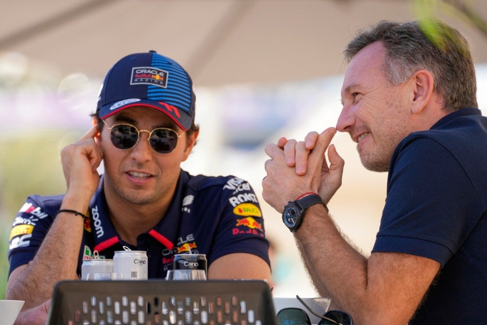 AP Checo Pérez con Christian Horner en la pretemporada