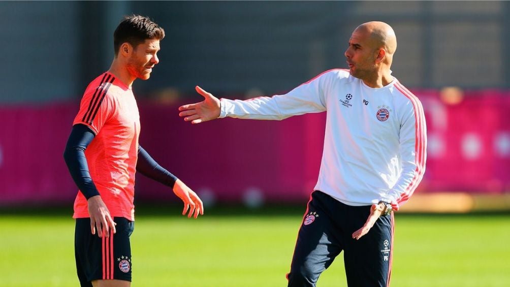AP Xabi Alonso siendo entrenado por Guardiola
