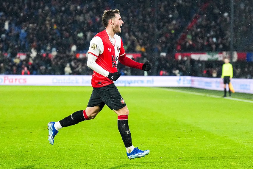 Santi Giménez en celebración de gol con Feyenoord