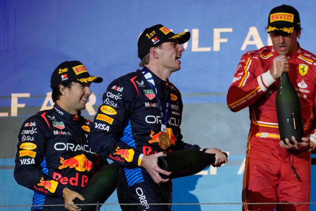 Checo y Max con Sainz en el podio de Bahréin