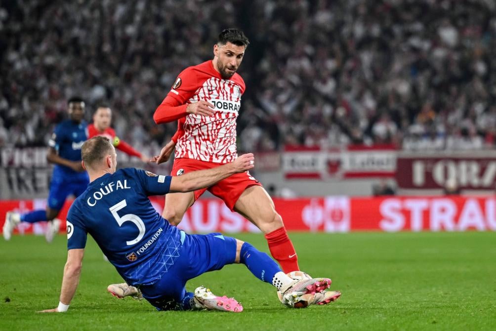 AP Vladimir Coufal se enfrenta a Vincenzo Grifo