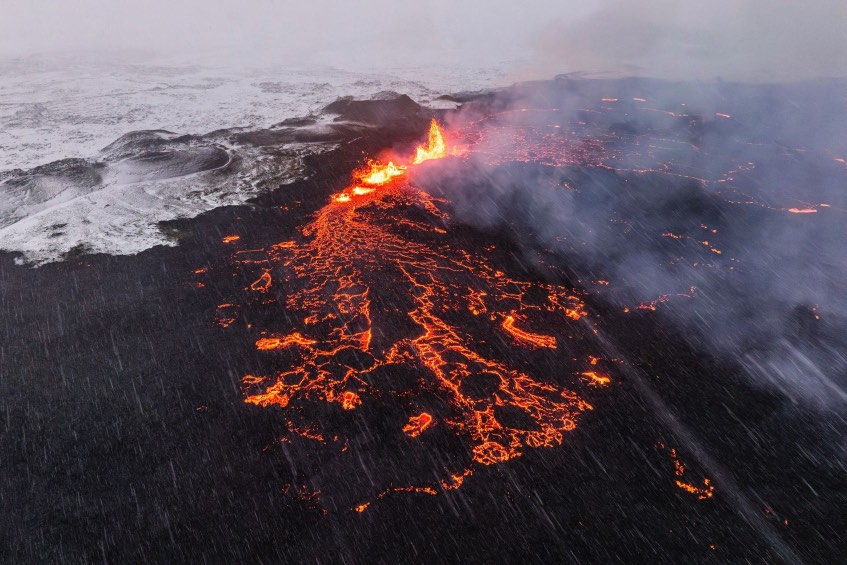 Vista lejana de la erupción de un volcán en Islandia. 