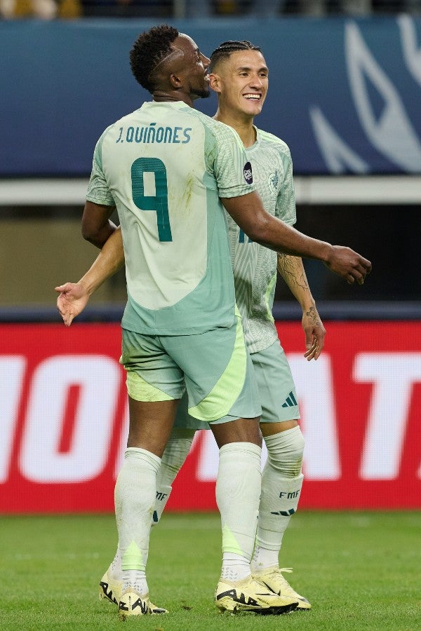 Uriel Antuna festejando en el gol de Julián Quiñones