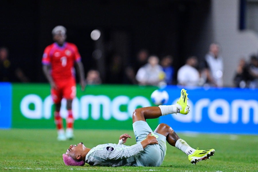 Julián Araujo se lesionó ante Panamá