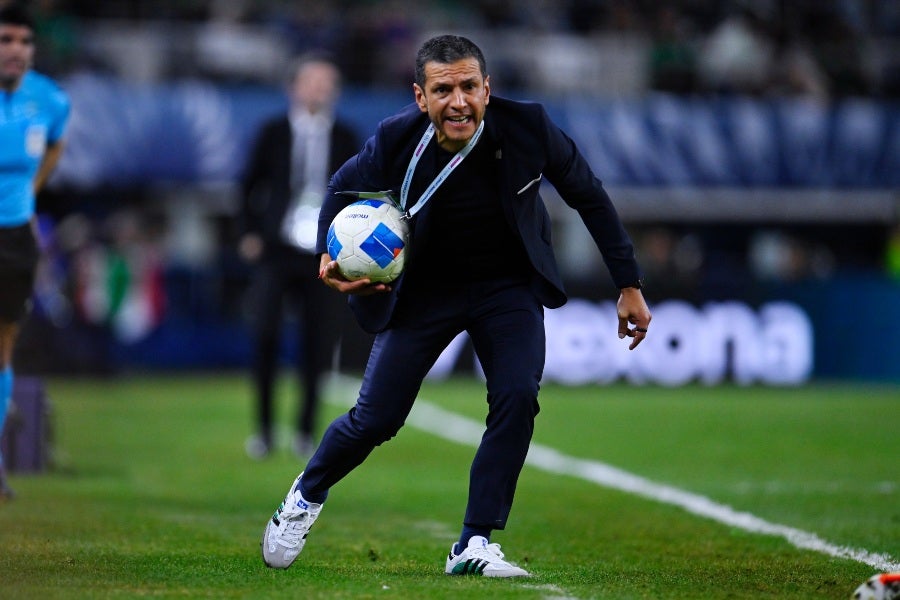 Jaime Lozano no podrá reemplazar a Julián Araujo