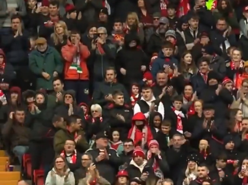 Los aficionados del Liverpool aplaudiendo a Erikkson 