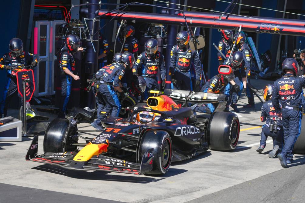 Checo en boxes durante el Gran Premio de Australia