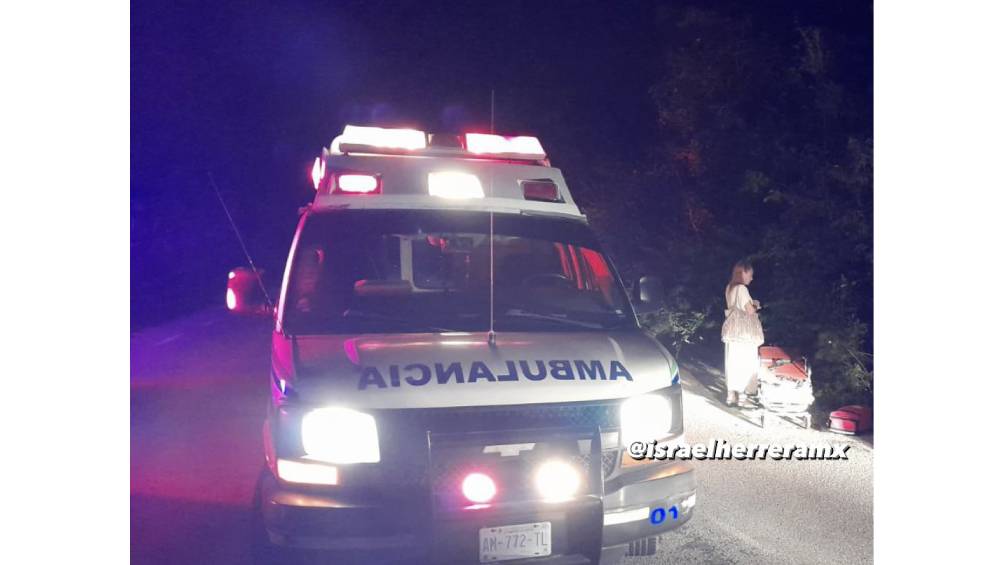 Luego del accidente, el productor de Televisa fue llevado en ambulancia al hospital. 