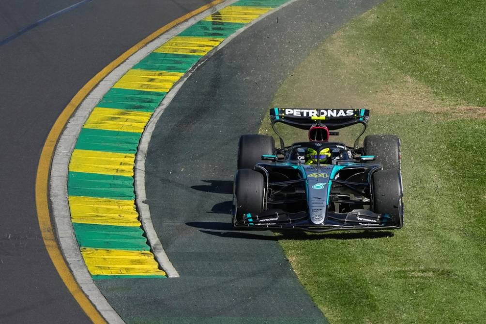Hamilton abandonó en Melbourne por problemas con el W15
