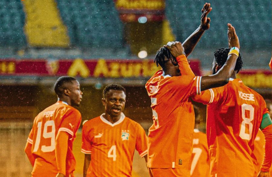 Jugadores de Costa de Marfil celebran ante Uruguay