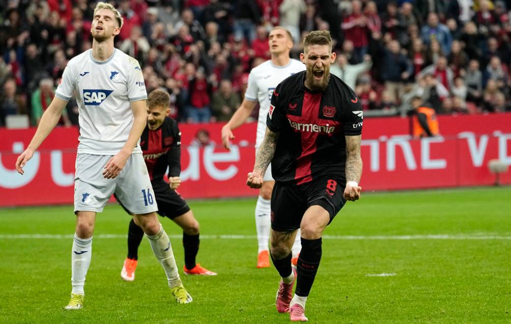 Bayer Leverkusen celebra la victoria 