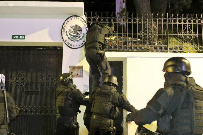 Fuerzas de Seguridad entraron a la Embajada de México en Ecuador.