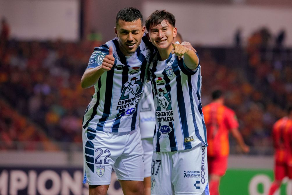 Jugadores de Pachuca en festejo de gol ante Herediano